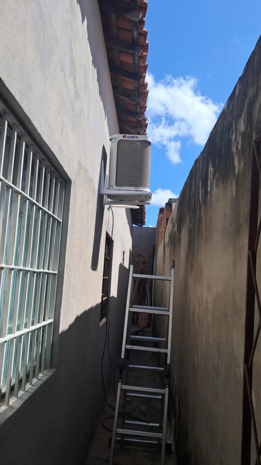 Condensadora instalada e nivelada em suporte na parede externa