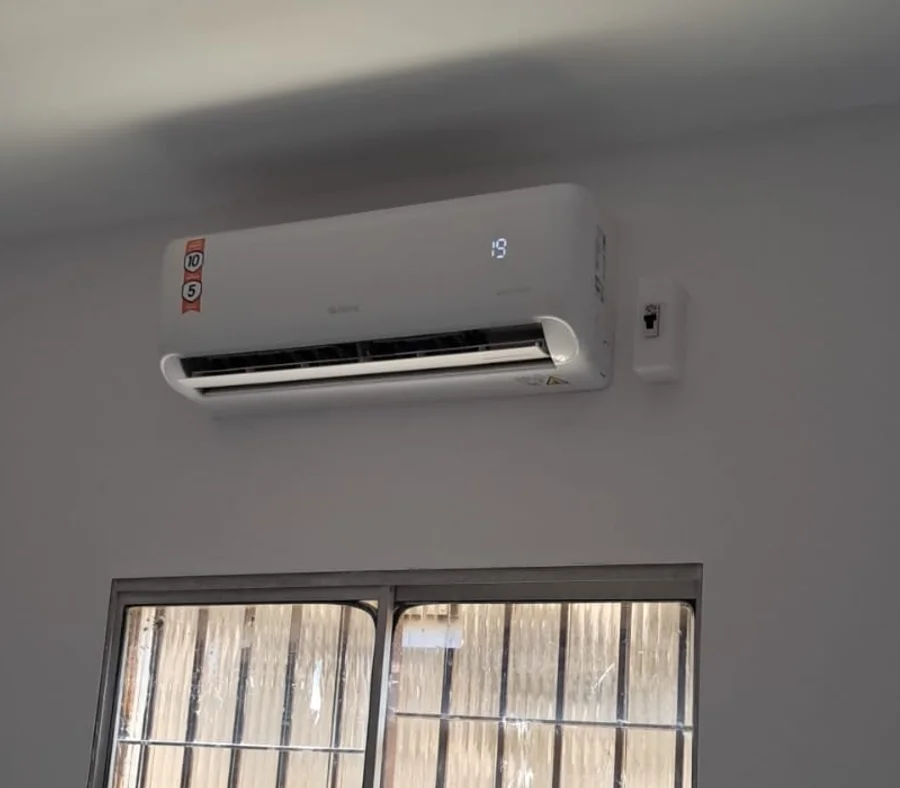 Split instalado pela MAX, ligado e em funcionamento na sala do cliente